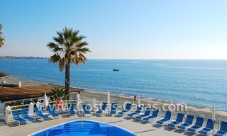 Villa détachée en première ligne de plage à vendre dans un complexe dans la zone entre Marbella et Estepona 1