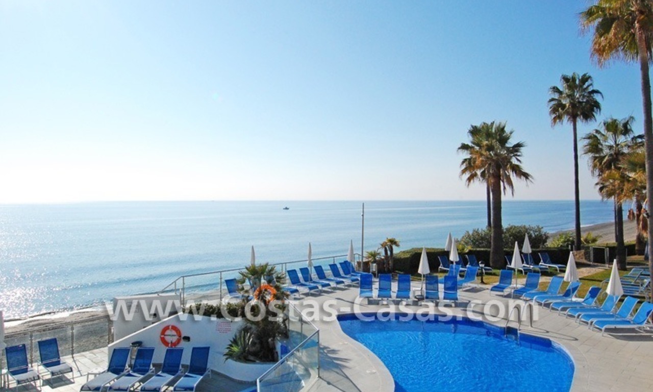 Villa détachée en première ligne de plage à vendre dans un complexe dans la zone entre Marbella et Estepona 3