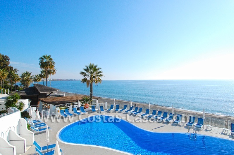 Villa détachée en première ligne de plage à vendre dans un complexe dans la zone entre Marbella et Estepona
