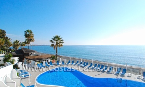 Villa détachée en première ligne de plage à vendre dans un complexe dans la zone entre Marbella et Estepona 