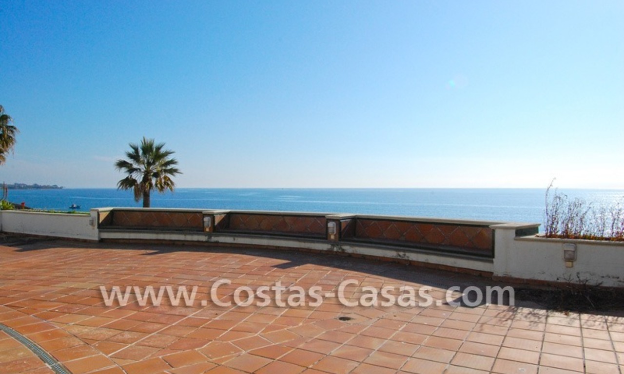 Villa détachée en première ligne de plage à vendre dans un complexe dans la zone entre Marbella et Estepona 31