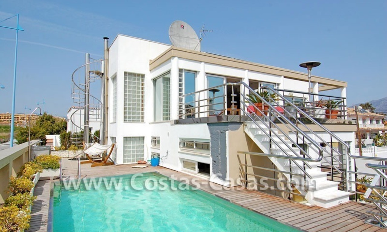 Opportunité! Villa de style moderne près de la plage à vendre à Marbella 0