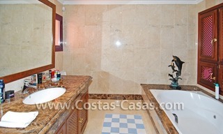 Villa exclusive de style andalouse à acheter sur la Mille d' Or à Marbella 19