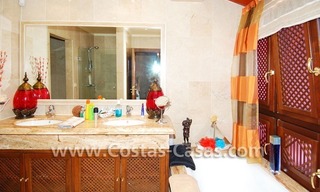 Villa exclusive de style andalouse à acheter sur la Mille d' Or à Marbella 20