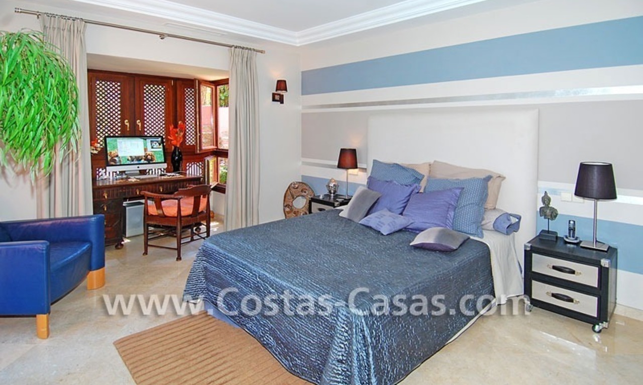 Villa exclusive de style andalouse à acheter sur la Mille d' Or à Marbella 17