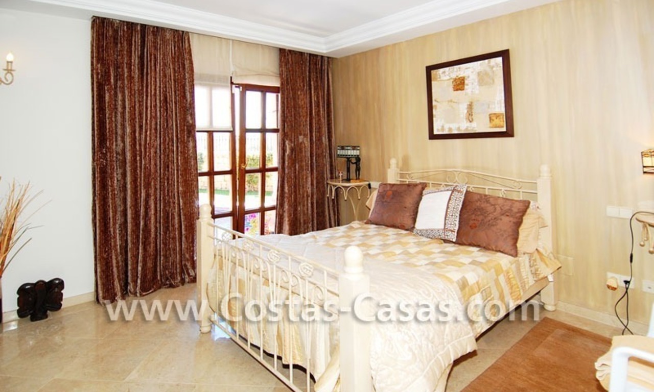 Villa exclusive de style andalouse à acheter sur la Mille d' Or à Marbella 18