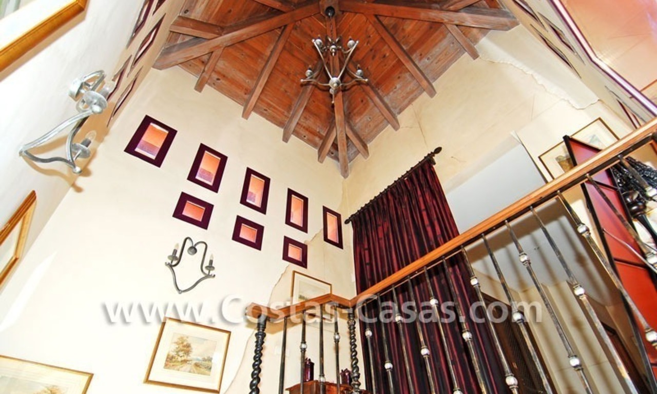 Villa exclusive de style andalouse à acheter sur la Mille d' Or à Marbella 15