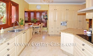 Villa exclusive de style andalouse à acheter sur la Mille d' Or à Marbella 12