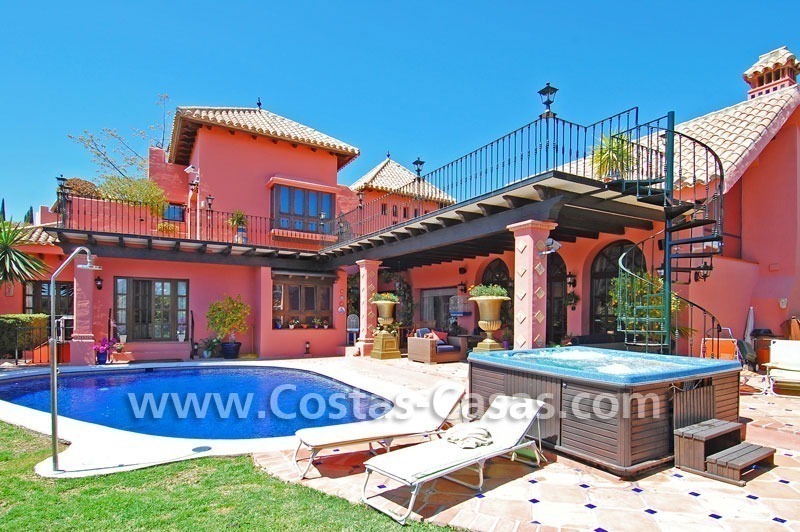 Villa exclusive de style andalouse à acheter sur la Mille d' Or à Marbella