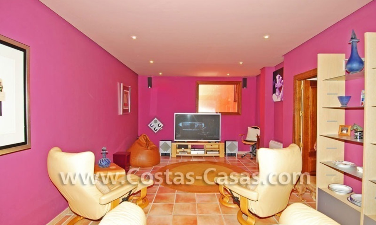 Villa exclusive de style andalouse à acheter sur la Mille d' Or à Marbella 13