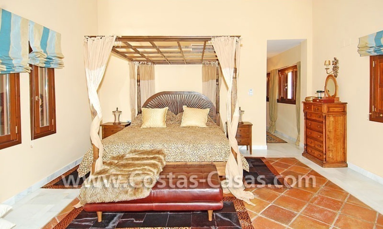 Villa de luxe de style andalou, près de la plage, à vendre à Puerto Banús - Marbella 23