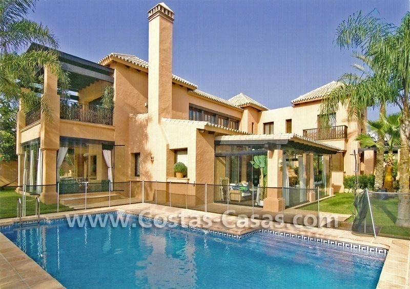 Villa de luxe de style andalou, près de la plage, à vendre à Puerto Banús - Marbella