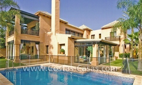 Villa de luxe de style andalou, près de la plage, à vendre à Puerto Banús - Marbella 