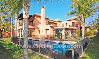 Villa de luxe de style andalou, près de la plage, à vendre à Puerto Banús - Marbella 1