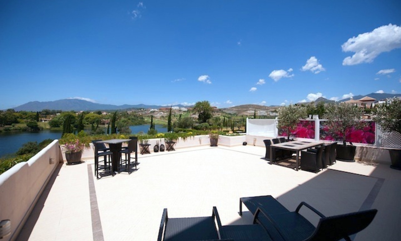 Large appartement de luxe à vendre sur un complexe de golf dans la zone de Marbella - Benahavis - Estepona 0