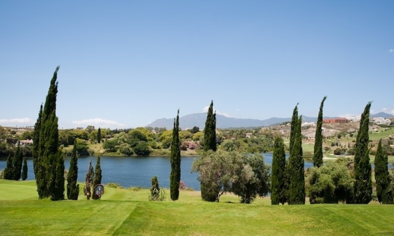 Large appartement de luxe à vendre sur un complexe de golf dans la zone de Marbella - Benahavis - Estepona 2