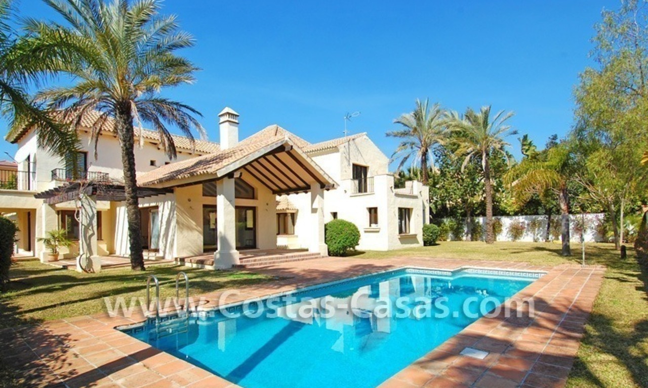 Villa de plage de style andalou à vendre dans Nueva Andalucía - Puerto Banús - Marbella 0