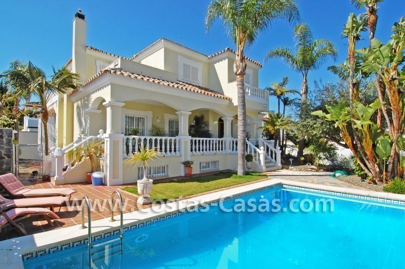 Villa de plage moderne de style andalou à vendre à Marbella