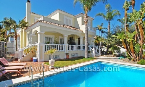 Villa de plage moderne de style andalou à vendre à Marbella 