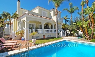 Villa de plage moderne de style andalou à vendre à Marbella 0