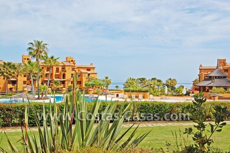 Appartement de luxe à acheter dans un complexe de plage sur la nouvelle Mille d' Or dans la zone entre Marbella et Estepona