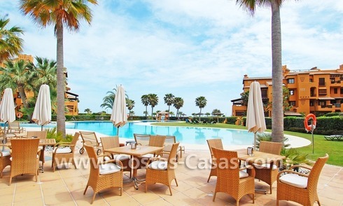 Appartement de luxe à acheter dans un complexe en première ligne de plage sur la nouvelle Mille d' Or dans la zone entre Marbella et Estepona 