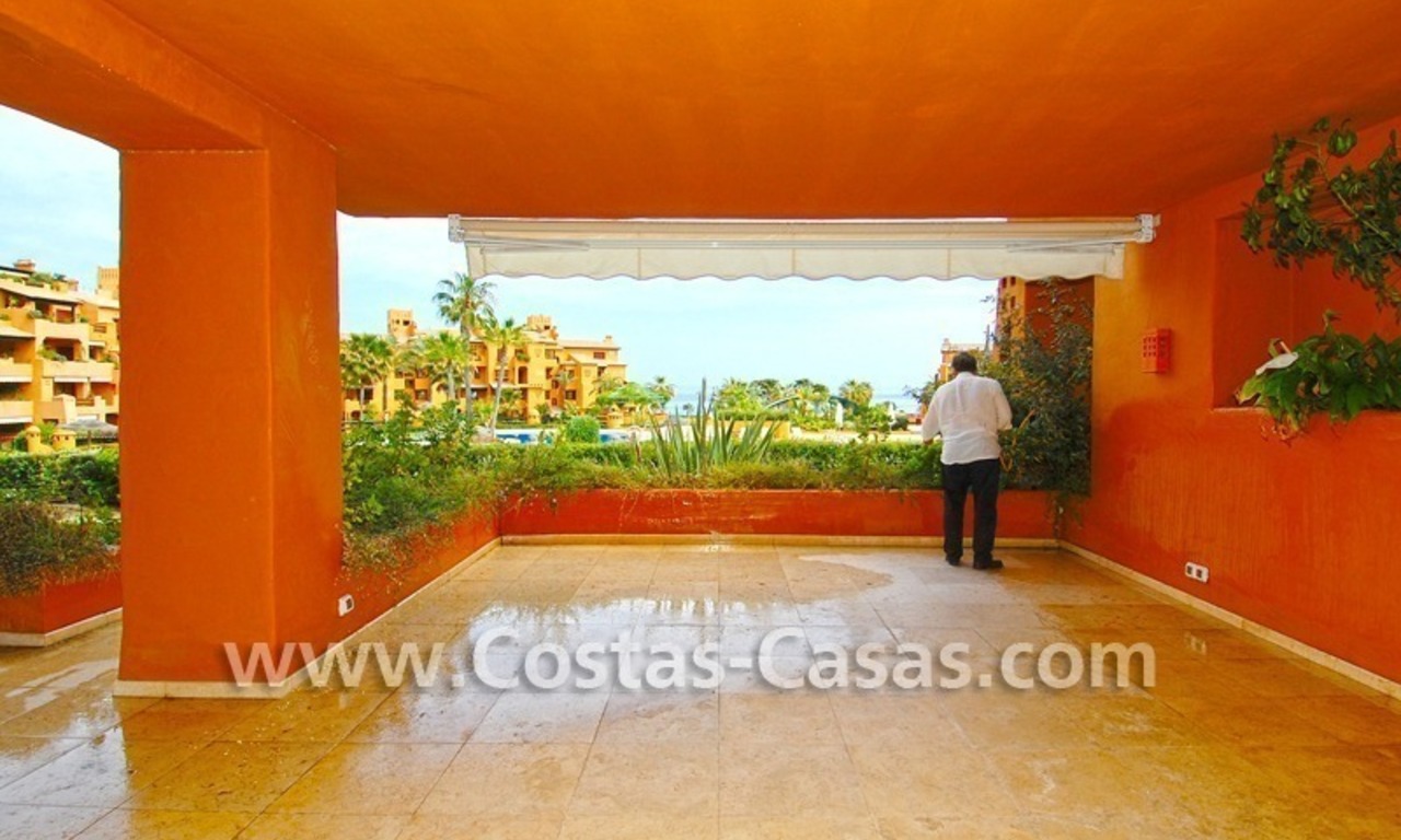Appartement de luxe à acheter dans un complexe en première ligne de plage sur la nouvelle Mille d' Or dans la zone entre Marbella et Estepona 1