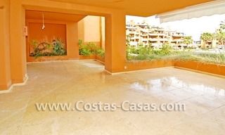 Appartement de luxe à acheter dans un complexe en première ligne de plage sur la nouvelle Mille d' Or dans la zone entre Marbella et Estepona 2
