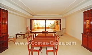 Appartement de luxe à acheter dans un complexe en première ligne de plage sur la nouvelle Mille d' Or dans la zone entre Marbella et Estepona 3
