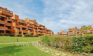 Appartement de luxe à acheter dans un complexe en première ligne de plage sur la nouvelle Mille d' Or dans la zone entre Marbella et Estepona 12