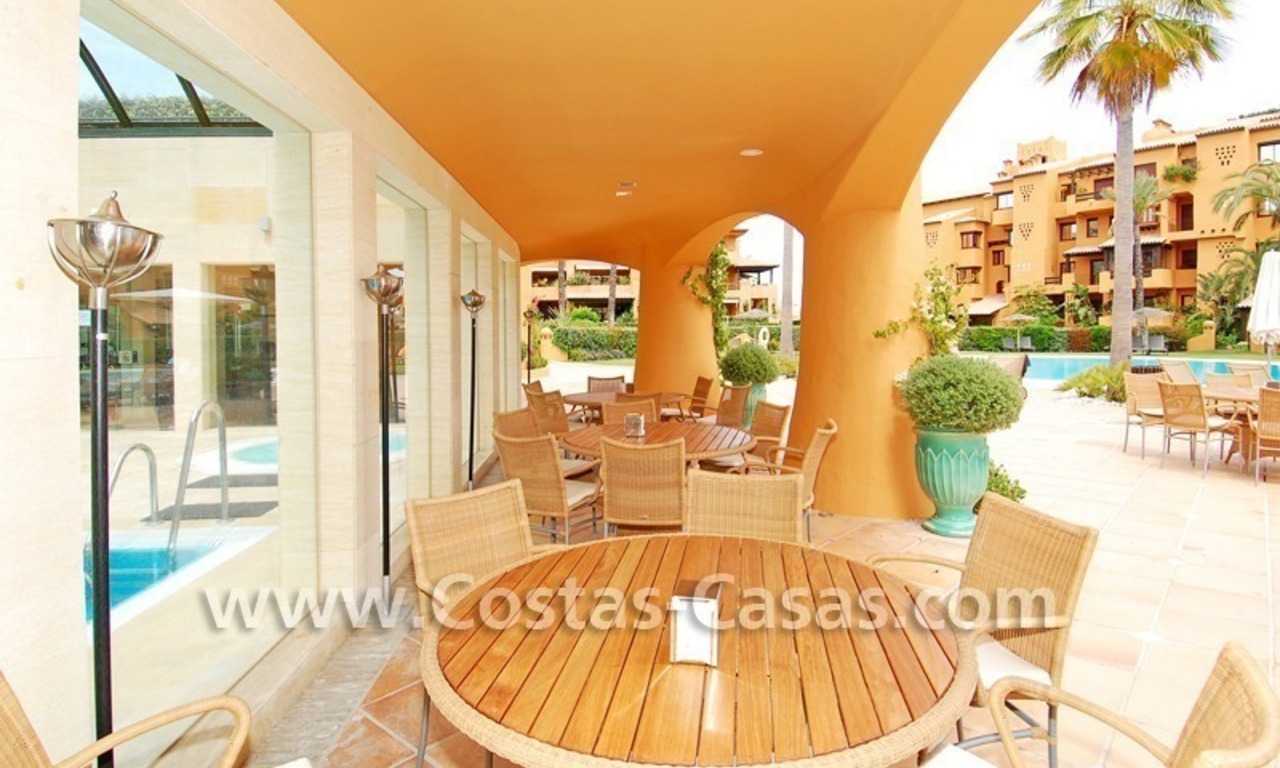 Appartement de luxe à acheter dans un complexe en première ligne de plage sur la nouvelle Mille d' Or dans la zone entre Marbella et Estepona 16