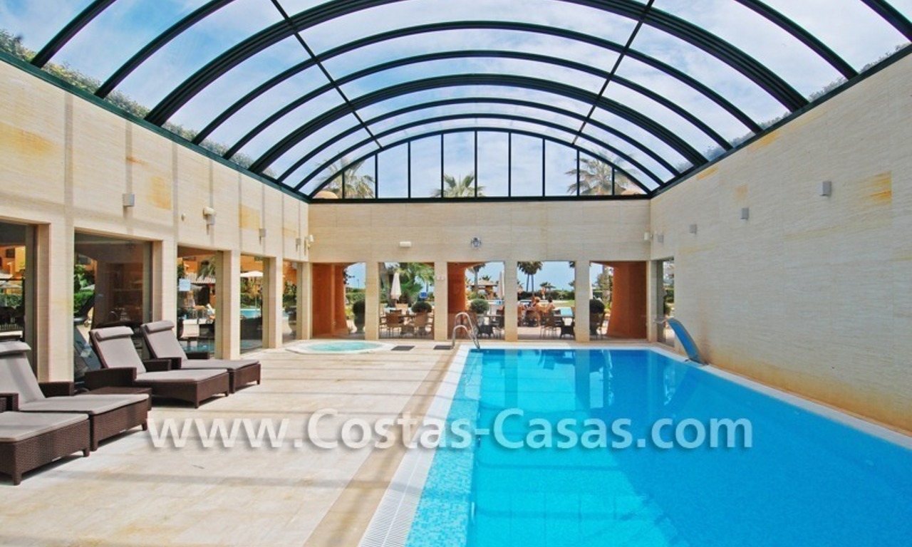Appartement de luxe à acheter dans un complexe en première ligne de plage sur la nouvelle Mille d' Or dans la zone entre Marbella et Estepona 18