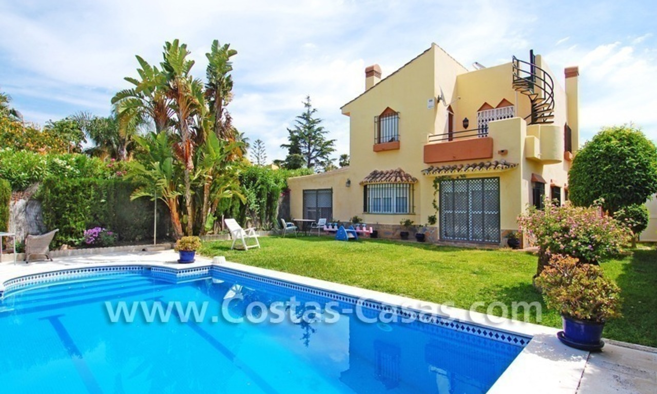 Villa de plage de style andalou à vendre dans un complexe de villas dans l' Ouest de Marbella 0