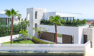 Nouvelles villas de conception moderne de luxe à vendre, Marbella - Benahavis, vues golf et mer 7059 