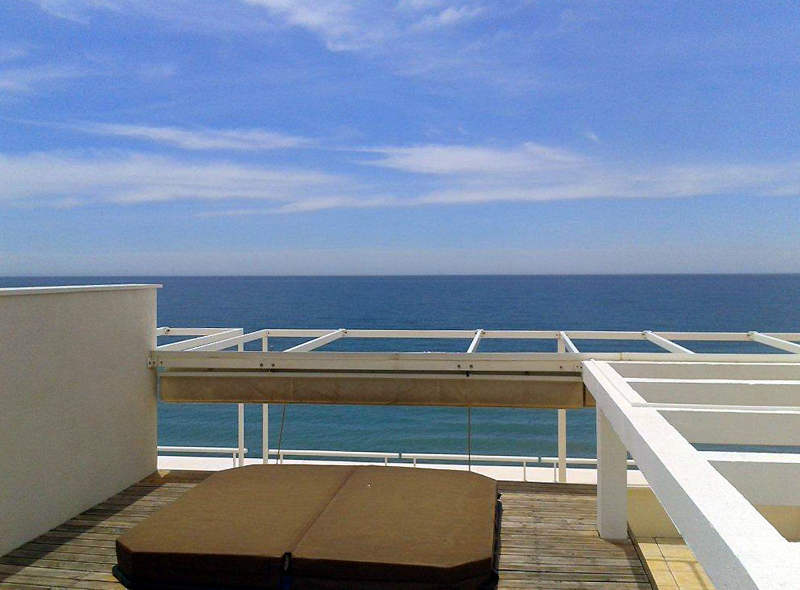 Grand penthouse double à vendre, en première ligne de plage, entre Marbella et Estepona