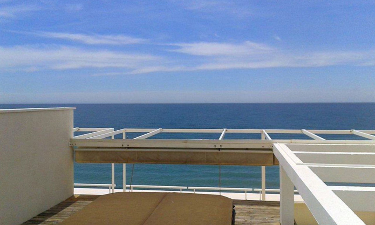 Grand penthouse double à vendre, en première ligne de plage, entre Marbella et Estepona 0