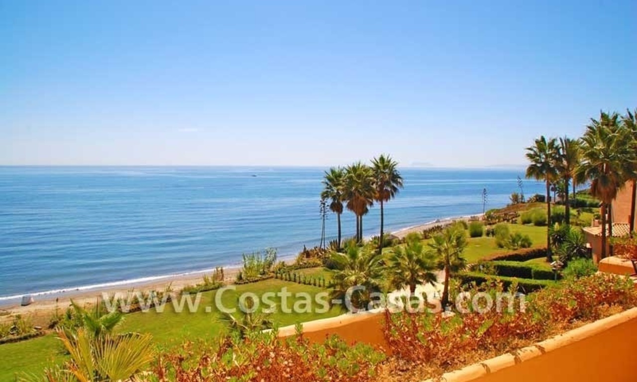 Appartement de plage luxueux à vendre dans un complexe sur la nouvelle Mille d' Or dans la zone entre Marbella et Estepona centre 0