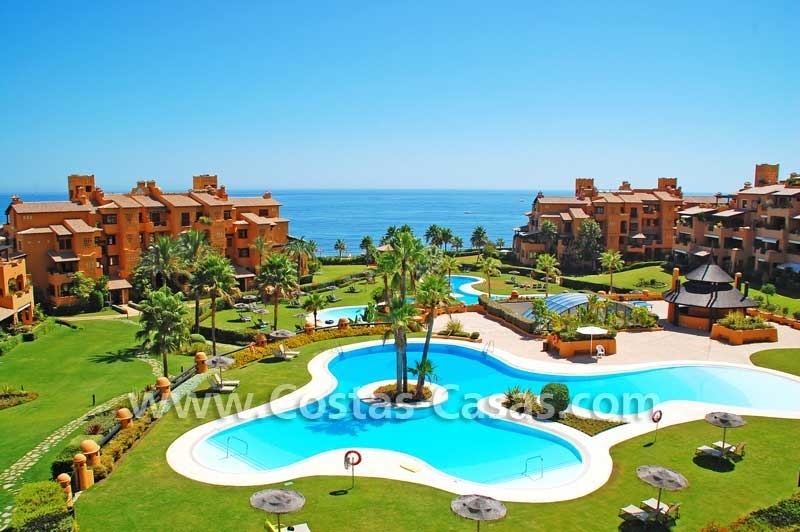  Appartement luxueux en première ligne de plage à vendre dans un complexe sur la nouvelle Mille d' Or dans la zone entre Marbella et Estepona