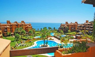  Appartement luxueux en première ligne de plage à vendre dans un complexe sur la nouvelle Mille d' Or dans la zone entre Marbella et Estepona 1