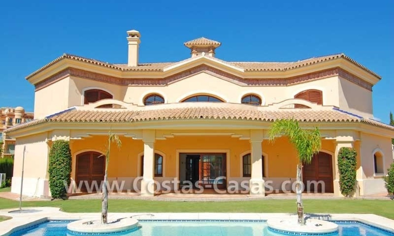  Nouvelle villa de style andalou moderne à vendre, complexe de golf, nouvelle Mille d' Or, Puerto Banús - Marbella, Benahavis - Estepona 1