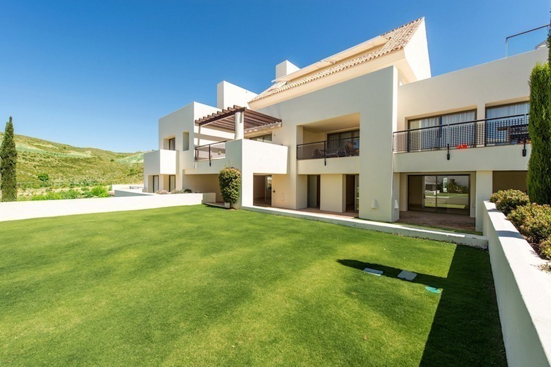 Appartement de style moderne à vendre, dans un complexe de golf dans la zone de Marbella - Benahavis - Estepona