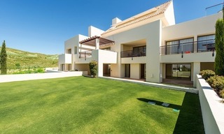 Appartement de style moderne à vendre, dans un complexe de golf dans la zone de Marbella - Benahavis - Estepona 0
