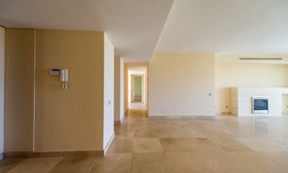 Appartement de style moderne à vendre, dans un complexe de golf dans la zone de Marbella - Benahavis - Estepona 2