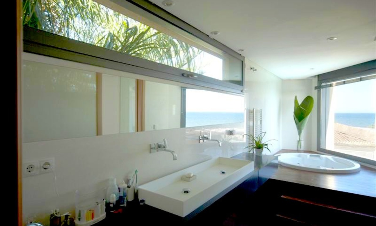 Villa moderne en première ligne de plage à acheter à Marbella 7
