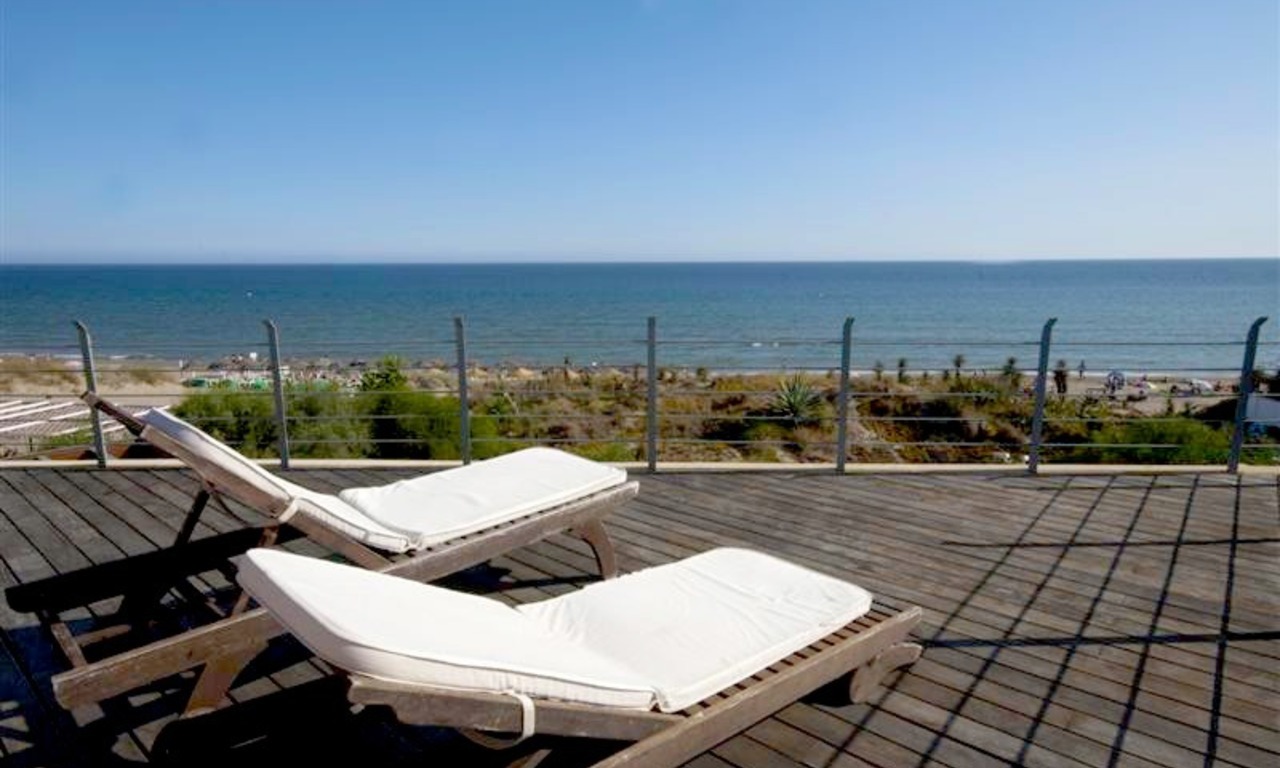 Villa moderne en première ligne de plage à acheter à Marbella 4