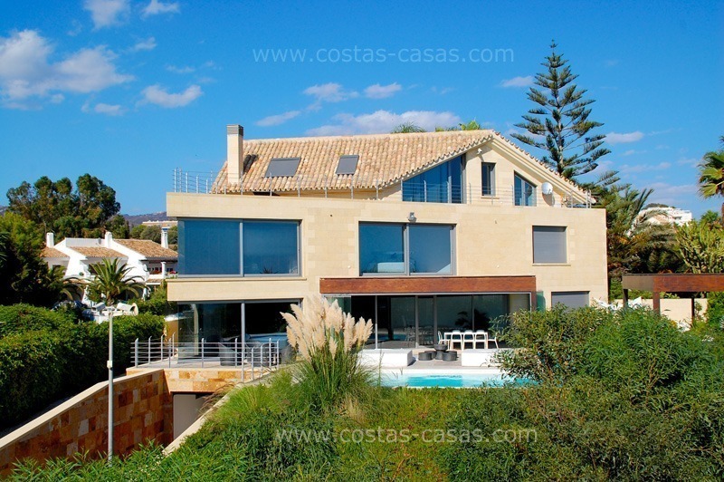 Villa moderne en première ligne de plage à acheter à Marbella