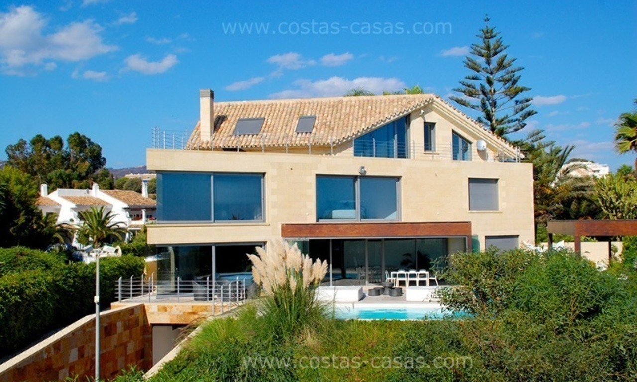 Villa moderne en première ligne de plage à acheter à Marbella 0