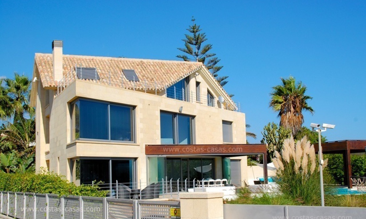 Villa moderne en première ligne de plage à acheter à Marbella 2