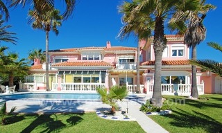 Villa en première ligne de plage à vendre avec deux maisons d' hôtes dans l' Est de Marbella 4