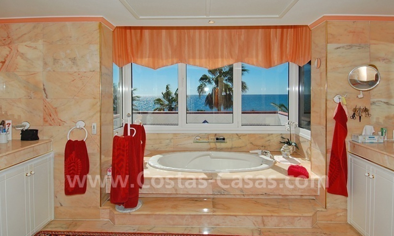 Villa en première ligne de plage à vendre avec deux maisons d' hôtes dans l' Est de Marbella 19